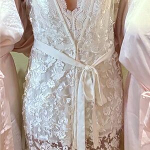 S/M Le Rose Maya Lace Bridal Robe in White / Ivory